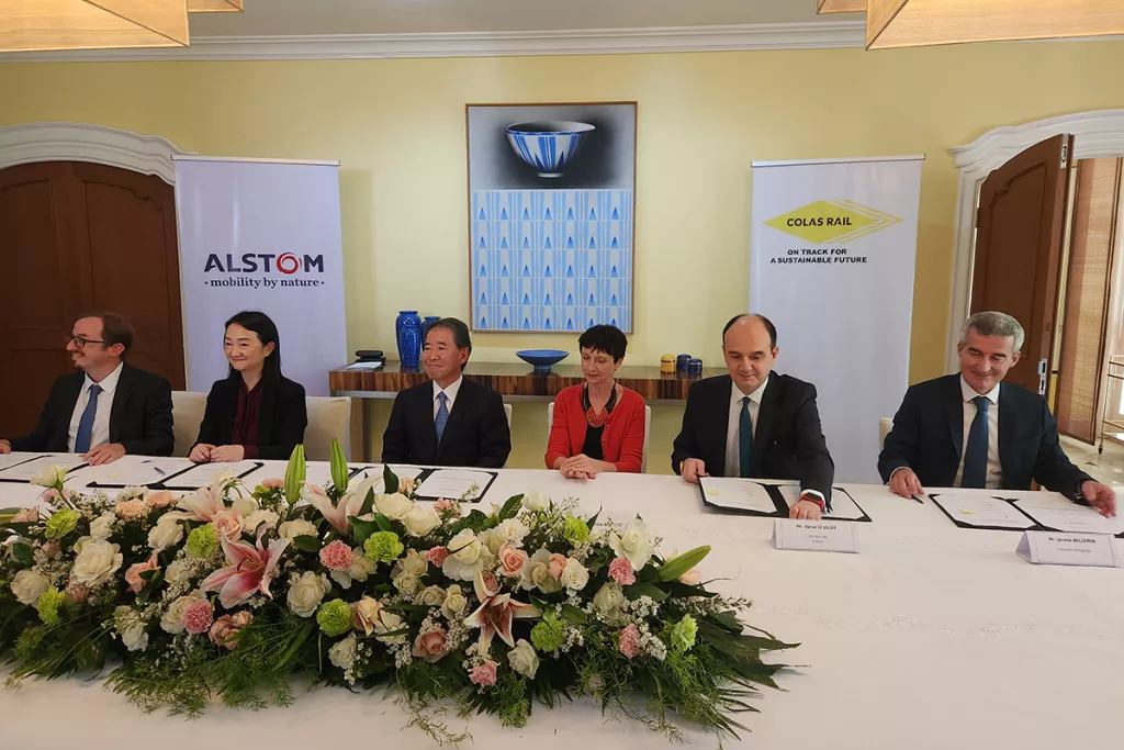 6 collaborators around a rectangular table