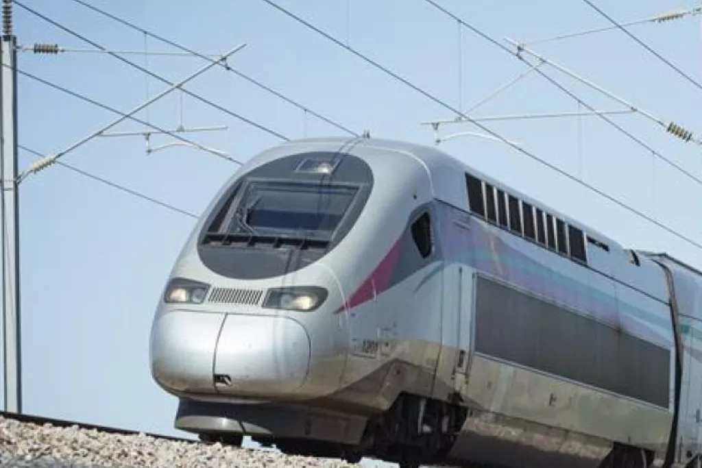 TGV roulant en campagne