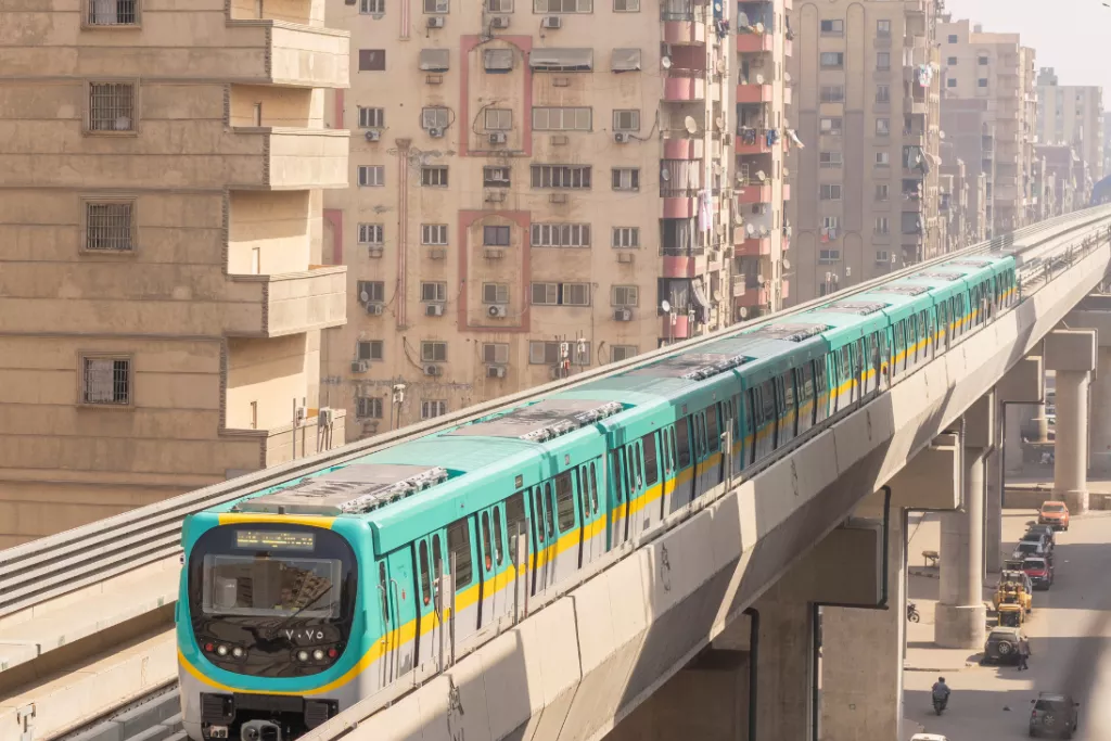 Metro sur voie élevée, entouré d'immeubles résidentiels.