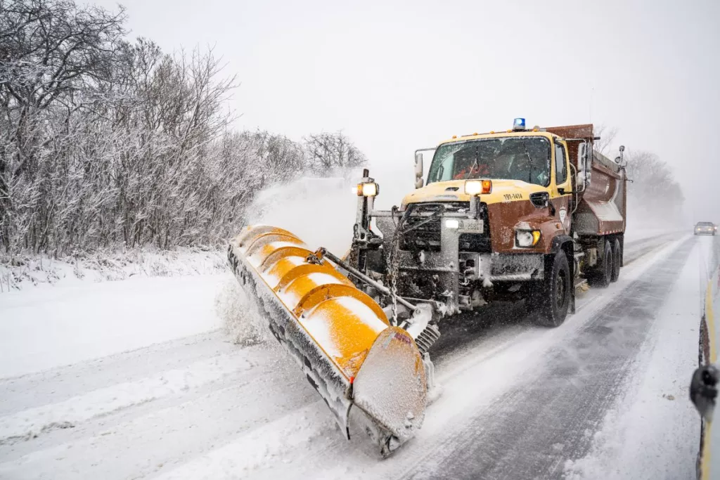 Déneigeuse sur une voie eneigée