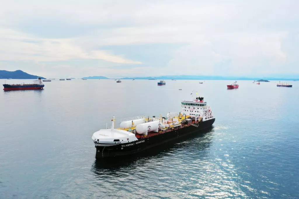 Navure bitumier sur la mer