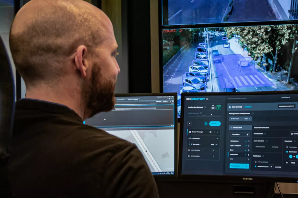 Collaborateur devant plusieurs écran 