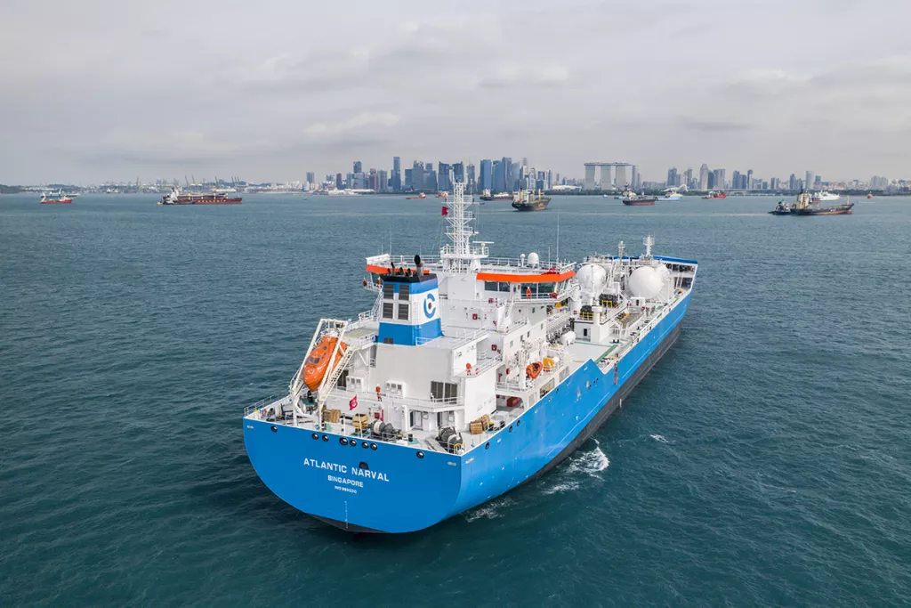 Navire bitumier en mer