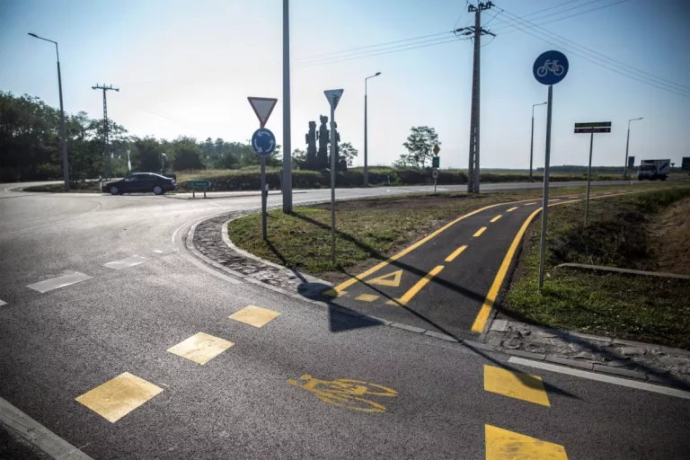 Illustration of Route M32, Hongrie (2015) – Réalisation d'une piste cyclable interurbaine 