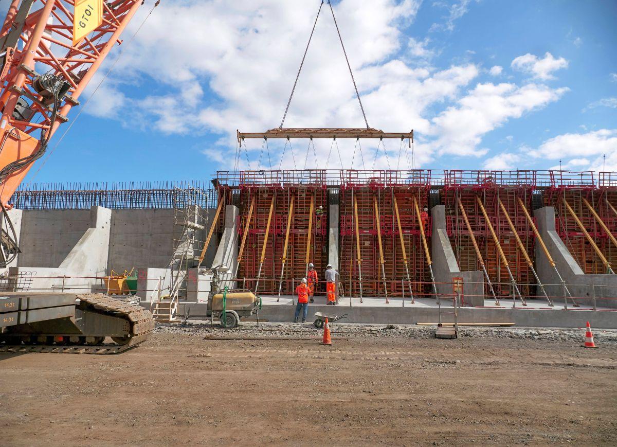 Construction d'une digue pour la Nouvelle Route du Littoral